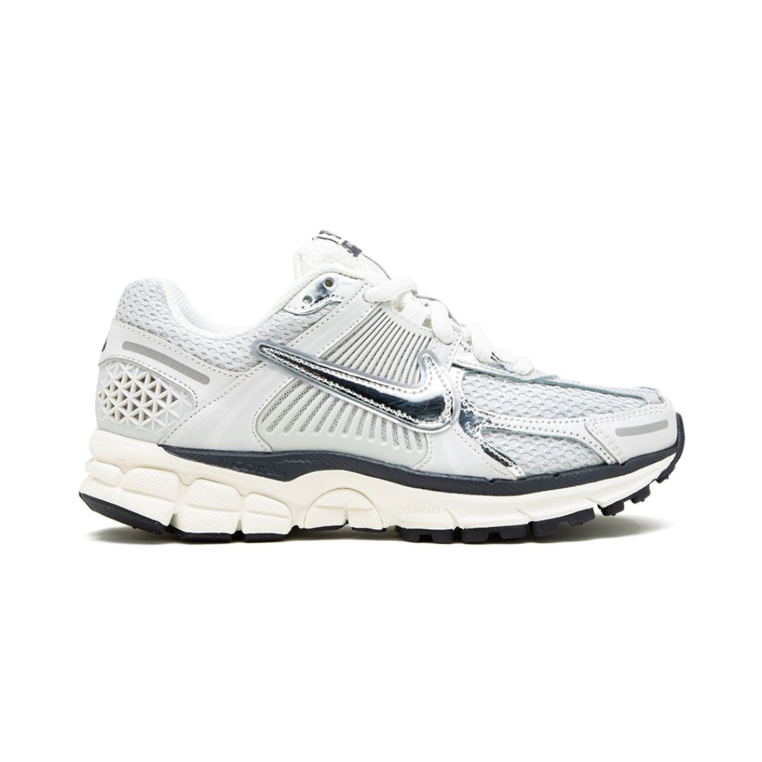 NK Zoom Vomero 5 Photon Dust Metallic Silber