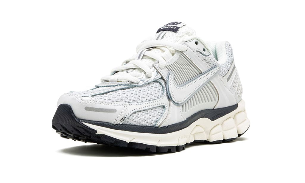 NK Zoom Vomero 5 Photon Dust Metallic Silber