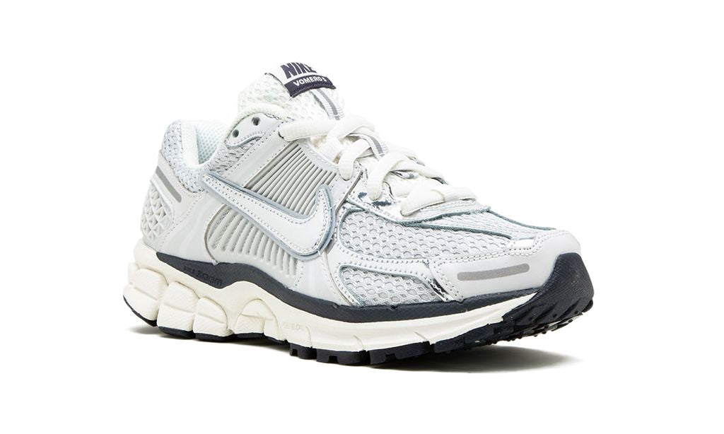 NK Zoom Vomero 5 Photon Dust Metallic Silber