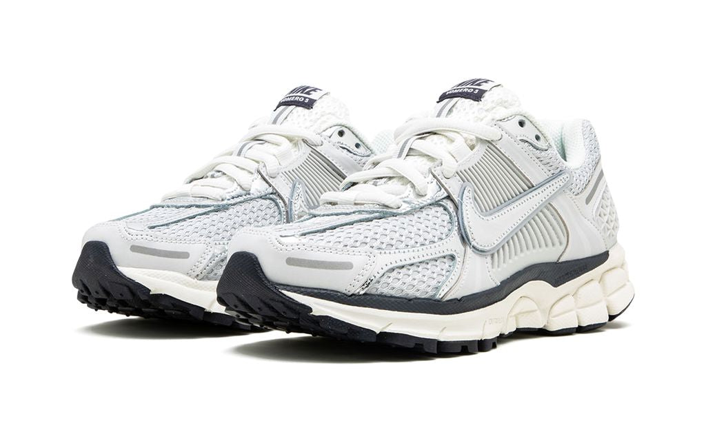 NK Zoom Vomero 5 Photon Dust Metallic Silber