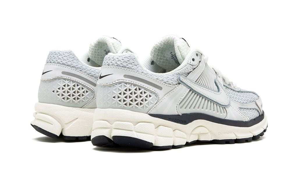 NK Zoom Vomero 5 Photon Dust Metallic Silber