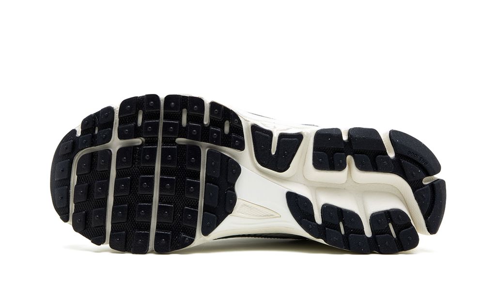NK Zoom Vomero 5 Photon Dust Metallic Silber