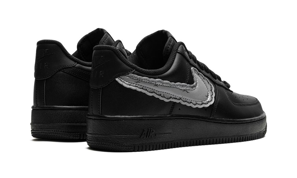 NK Air Force 1 Low "KAWS x Sky High Farms - Schwarz"