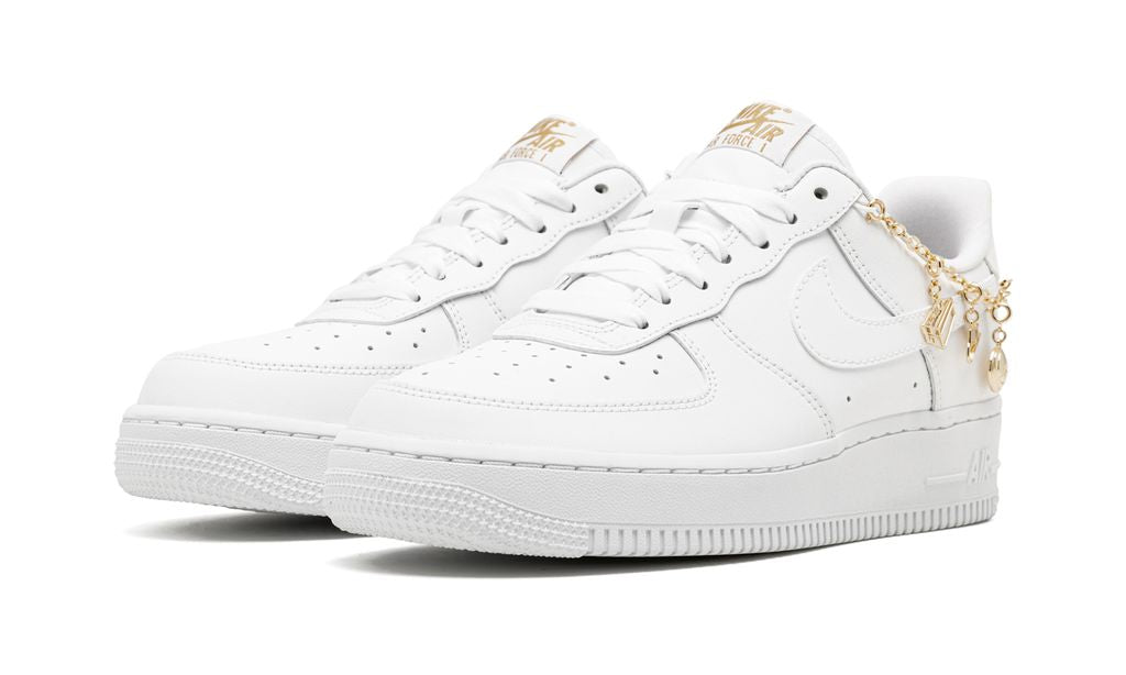 NK Air Force 1 Low LX Weißer Anhänger
