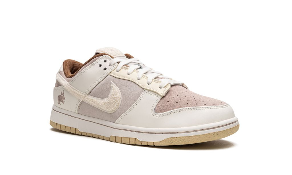 NK Dunk Low Retro PRM Jahr des Kaninchens Fossil Stone (2023) 